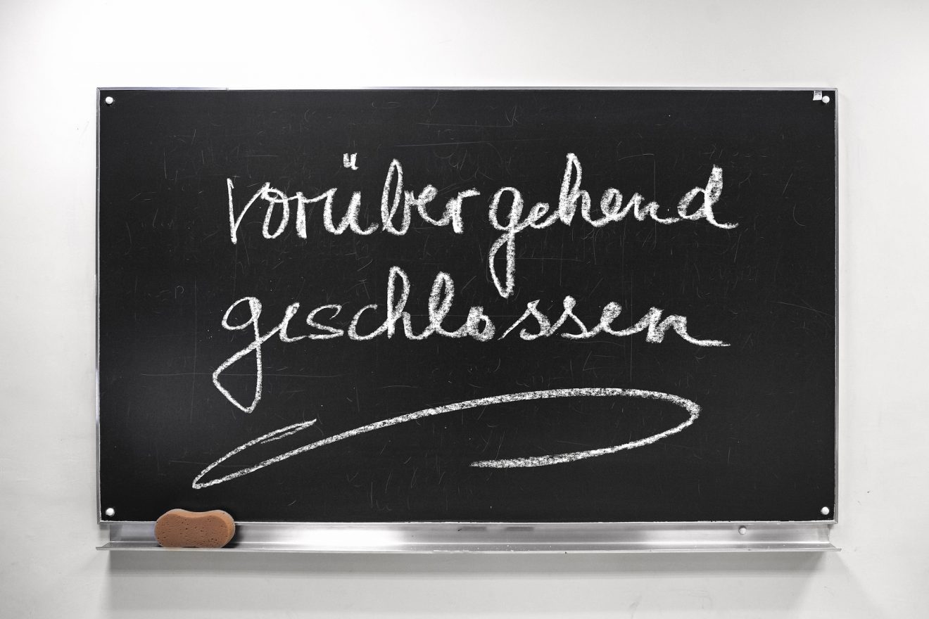 Bild einer Tafel mit der Aufschrift "vorübergehend geschlossen"